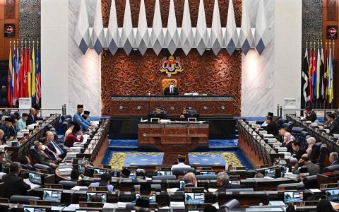 马来西亚财政部长扎夫鲁星期五（10月7日）向国会提呈2023年财政预算案。（法新社）