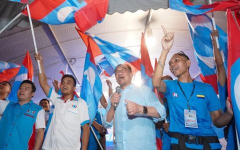 人民公正党这次的候选人部署一如党主席安华（右二）之前所言，以“收拾叛徒”为主，派出了多名重量级领袖到公正党及希盟的叛徒选区上阵。（取自安华脸书）