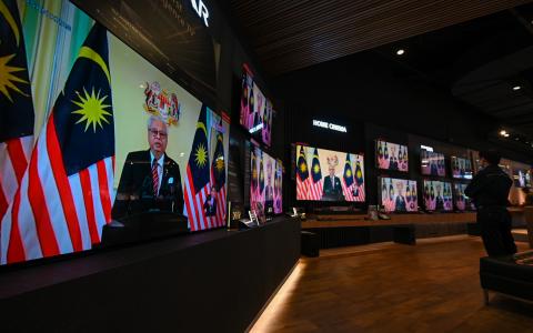 马来西亚首相依斯迈沙比里通过电视直播宣布解散国会，并呼吁除了柔佛等四州以外的各州属同步举行大选。（新华社）