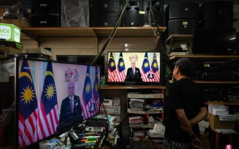 马来西亚首相依斯迈星期一（10月10日）下午3时通过电视台和脸书直播宣布，他9日觐见国家元首，提呈解散国会的建议。（法新社）