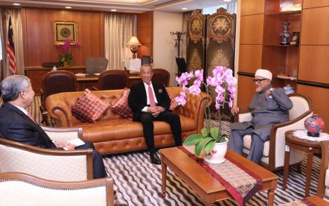 伊斯兰党主席哈迪阿旺（右）2020年8月在脸书上载了他与巫统主席阿末扎希（左），以及国民联盟兼土著团结党主席慕尤丁会谈的照片，并称已促成三党团结。他写道：“我们不能跟巫统分离，也不能跟土团党分离”。巫统当年同样表明不加入国盟，但哈迪阿旺一直尝试说服巫统加盟。（取自哈迪阿旺脸书）