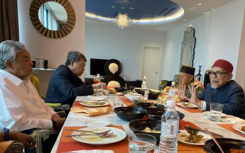 巫统青年团团长阿斯拉夫揭露，伊党原本已同意与巫统合作。在伊党决定与国盟合作的前一天，即10月12日，巫统主席阿末扎希（左一）、署理主席莫哈末哈山（左二）、伊党主席哈迪阿旺（右一）和署理主席端依布拉欣还面对面会谈。（取自阿斯拉夫脸书）