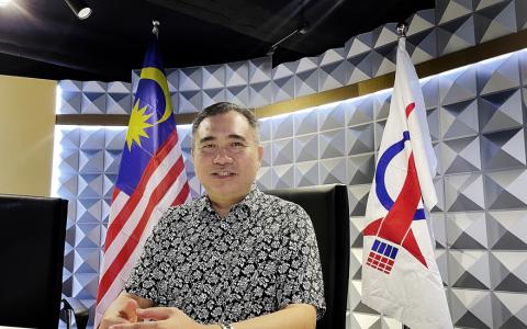 马来西亚民主行动党秘书长陆兆福接受《联合早报》专访时透露，民行党在来临的大选中，除了将捍卫原有的42个国会选区，也将首次上阵巫统的传统强区。（萧郡瑜摄）