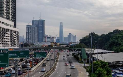 马来西亚一般上会在年底进入雨季，许多地区更可能发生水灾，选在这个时机举行大选，也受到国盟和反对党希盟的诟病，他们所统治的州属决定不同步举行州选。（彭博社）