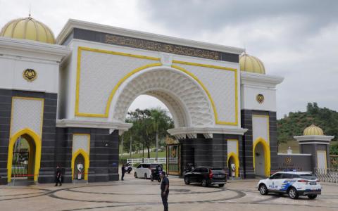 10月10日下午3时，马来西亚首相依斯迈沙比里宣布即日起解散国会。图为10月6日依斯迈沙比里的车队抵达马来西亚吉隆坡的国家皇宫，与国王会面。（路透社）