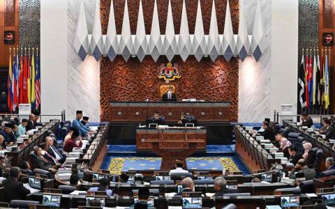 马来西亚财政部长扎夫鲁10月7日向国会提呈2023年财政预算案（图）。民主行动党主席林冠英指政府刚提呈新财政预算案还未通过就解散国会，是不负责任的做法。（法新社）