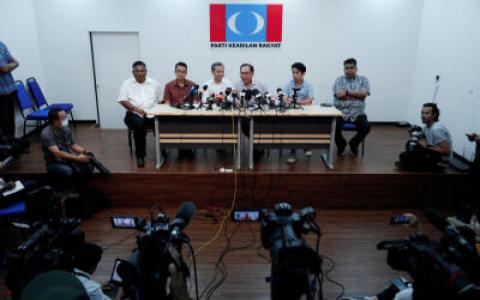 10月13日，希盟主席安华在雪兰莪州参加一场新闻发布会。（路透社）