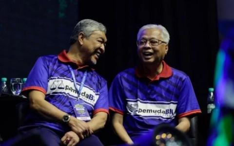 马来西亚国阵及巫统主席阿末扎希（左）和看守首相依斯迈。（东方日报）