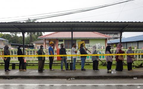 马来西亚星期六（11月19日）举行全国大选，投票率超过七成。（彭博社）