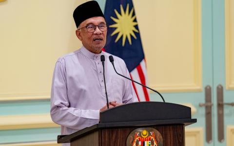 马来西亚首相安华说，他正与希盟成员党、国阵及砂盟协商组建内阁事宜，他也将与沙盟及民兴党领袖会面商讨。照片于安华11月24日第一天到布城首相办公室上班所摄。（马国首相办公室提供）