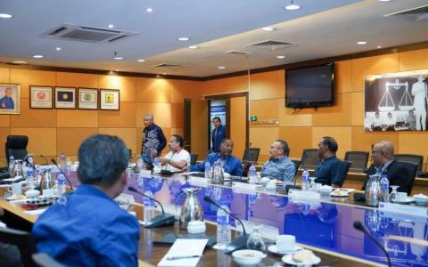 国阵最高理事会会议已结束，国阵主席阿末扎希或总秘书赞比里将发文告。（东方日报）