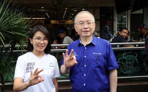 魏家祥在竞选期间告诉《联合早报》，他发现华族选民对马华的态度比2018年友善。“2018年有许多咒骂，今年则有很多鼓励。”（邝启聪摄）