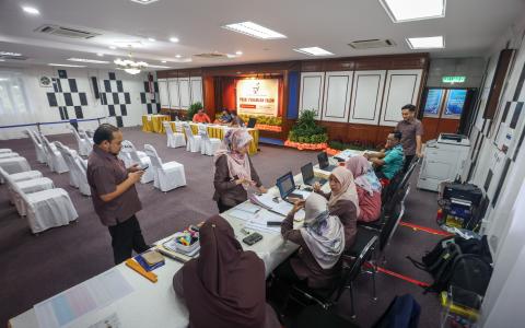 马来西亚全国222个提名中心在提名日前夕还在进行准备工作。图为吉打州浮罗交怡的提名中心。（叶振忠摄）