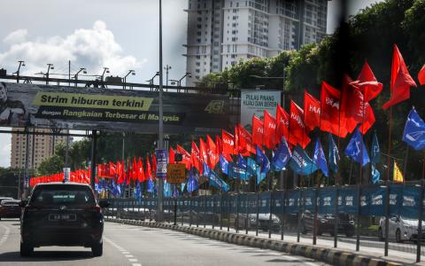 马国大选竞争激烈，各阵营拉票的激烈程度已经到了“一票都不能少”的地步。“我懒得投票党”对选情的影响因此也备受关注。图为槟城各主要街道星期二已经布满各阵营的竞选旗帜。（叶振忠摄）