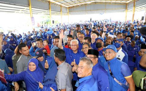 马国首相依斯迈沙比里星期三出席柔佛亚依淡的国阵席造势活动时，向现场支持者挥手致意。他身后不远的国阵亚依淡国会议员候选人魏家祥则伸出食指，表示他是编号一的候选人。依斯迈当时并未回应吉隆坡轻快铁站点停摆事故，而是交由魏家祥回应。（邝启聪摄）