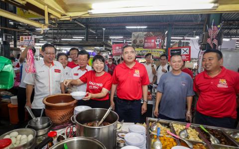 民行党秘书长陆兆福（右三）走访槟城七条路巴刹。前排左起：全国主席林冠英、槟州首长曹观友及丹绒国席候选人林慧英（左三）。（叶振忠摄）