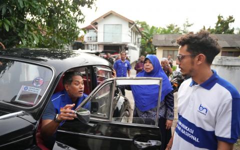原卫生部长凯利本次大选被调离自己的地盘，到雪州双溪毛糯上阵。他于5日大选提名后，立刻走访选区居民。（谢智扬摄）