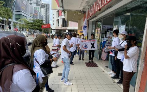主张捍卫沙巴本土权益的民兴党，11月9日下午在亚庇市区街头拉票。（李志扬摄）