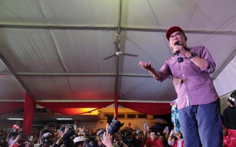 希盟兼公正党主席安华“进攻”土团党阿兹敏担任议员的鹅唛选区，为公正党候选人阿米鲁丁站台，吸引了大批民众到场。（谢智扬摄）