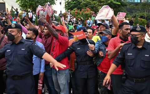 马来西亚希望联盟主席安华的支持者星期二齐集在吉隆坡国家王宫外，为安华入宫觐见国家元首苏丹阿都拉打气，希望他完成出任首相的夙愿。（法新社）