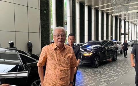 马国看守首相及巫统副主席依斯迈沙比里星期三在吉隆坡瑞吉酒店参与国阵及国盟有关组织联合政府的谈判。（星洲日报）