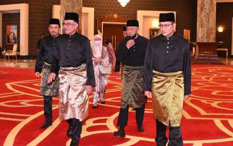 安华（左二）抵达国家王宫，准备宣誓就任马国第10任首相，随行的还有安华夫人旺阿兹莎（安华后方），以及巫统主席阿末扎希（右二）。阿末扎希不顾党内反对声浪，带领一众巫统议员支持安华及希盟，是安华能一圆首相梦的关键人物。（马国通讯部提供）