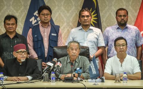 国盟主席慕尤丁（中）在安华宣誓就任之际召开记者会，挑战安华证明获得多数支持。出席记者会的包括伊斯兰党主席哈迪阿旺（前排左）和民政党主席刘华才（前排右）。（法新社）