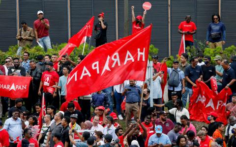 安华的支持者星期四（11月24日）下午聚集在国家王宫外，挥舞着希望联盟的旗帜，庆贺安华当选马来西亚第10任首相。（路透社）