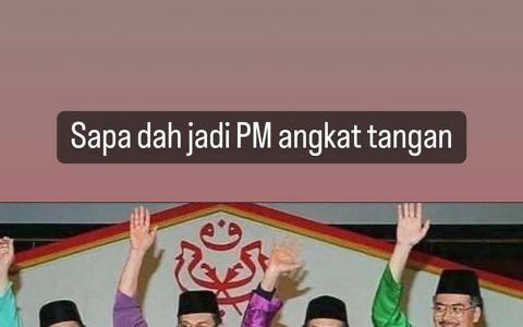 这张相信摄于90年代的照片中，慕尤丁（左起）、安华、马哈迪和纳吉仍是巫统成员，并在巫统活动上向与会者挥手致意。如今四人已各奔东西，分属不同政党，但都先后担任了马来西亚首相。（取自纳吉脸书）