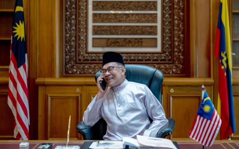 安华星期五第一天到布城的首相办公室上班，接获多国领袖的祝贺电话。（马国首相办公室提供）