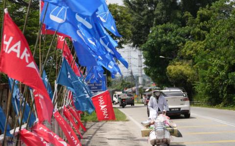 本届大选在许多选区形成多角战，但按目前的观察，大选并没有出现弃保效应，不会发生策略投票。图为星期天双溪毛糯甘榜巴亚佳拉斯已挂上国阵和希盟的旗帜。（谢智扬摄）