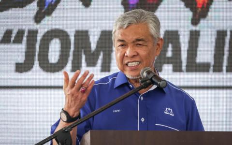 虽然阿末扎希面对巨大的逼宫压力，但巫统130名区部领袖星期四表态支持他继续领导巫统。（叶振忠摄）