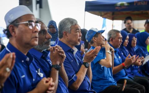 巫统在马来西亚第15届大选遭遇创党以来最糟糕的成绩，统帅阿末扎希面对国阵成员党及巫统党内施压，要他辞去国阵及巫统主席职务，以示负责。（ 叶振忠摄）