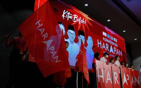 马来西亚一项民调显示，华族选民对希望联盟与民主行动党的支持度已从2018年的约95％，下跌至约65％，跌幅达30个百分点。（彭博社）