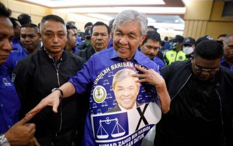 选民“认党不认人”，官司缠身的巫统及国阵主席阿末扎希确定参加本次大选，料对巫统选情影响不大。（彭博社）