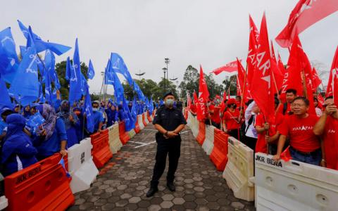 马来西亚第15届全国大选几乎所有选区都出现多角战的激烈竞争。（路透社）