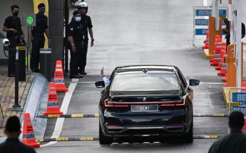 马来西亚第15届全国大选11月19日投票后三天，新首相仍然无法产生。图为希盟主席安华昨天抵达国家王宫时向外挥手。（法新社）