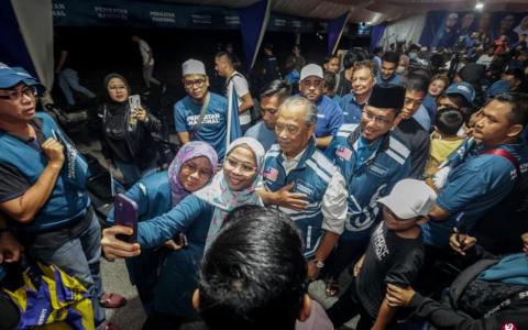 国盟及土著团结党主席慕尤丁（中）11月13日晚上在对手人民公正党主席安华竞选的霹雳州打扪举行讲座，火力全开直指安华不适合任首相。（叶振忠摄）