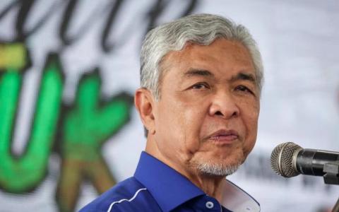 马来西亚国阵及巫统主席阿末扎希11月12日说，选民对前朝希盟和国盟政府失望，华族和印族选票已逐渐靠拢国阵，并“掀起一股新浪潮”。（叶振忠摄）