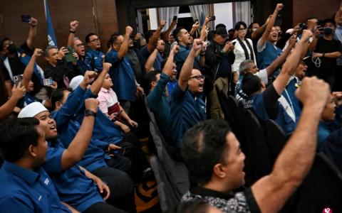 11月20日，在位于吉隆坡的国盟开票大本营，支持者振臂欢呼，庆祝国盟取得亮眼成绩。（海峡时报）