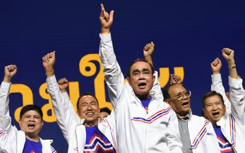 巴育（中）上星期一（1月9日）正式加入泰国人团结建国党，并将获提名为来届大选的首相候选人。上议院有意修宪取消首相八年任期限制，让巴育在2025年4月以后可继续担任首相。（路透社）