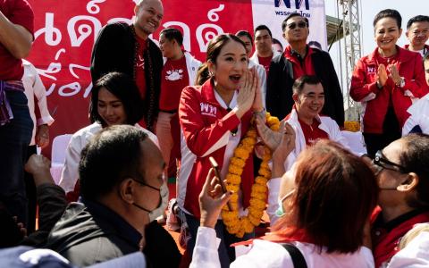 泰国前首相达信的小女儿佩通坦（中）不仅在为泰党票仓极受欢迎，在泰国的整体人气也很高，但因为有孕在身，有学者认为她最终或许不会参选。（彭博社）