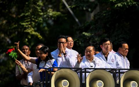 泰国副首相巴维（右三）2月中率领公民力量党党员到曼谷唐人街扫街拉票。（路透社）