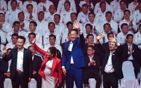 泰国前首相达信的儿子潘东塔（前排左起）、女儿佩通坦、为泰党资深顾问社德他和党领袖乔拉南，公布为泰党竞选政纲后向支持者挥手。（路透社）