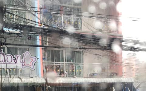 一栋建筑物的玻璃外墙被冰雹击毁。（路透社）