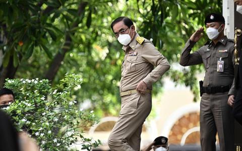 泰国国会下议院星期一解散后，巴育以看守政府首相的身份前往政府大厦主持会议。被媒体问及是否满意本届政府的表现时，他说：“这个问题我无法回答，必须问人民。”（法新社）