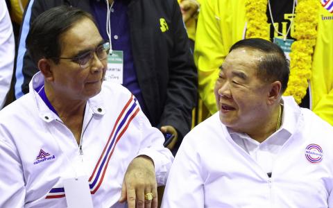 看守首相巴育（左）虽然已脱离公民力量党，但仍与公民力量党党魁、看守副首相巴维保持友好关系。两人在等候各自政党候选人登记参选时，坐在一起聊天。（路透社）