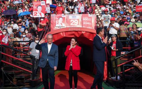 泰国最大反对党为泰党星期三在曼谷的造势大会，正式提名前首相达信的女儿佩通坦（中）、房地产大亨社德他（右），以及前总检察长猜卡盛（左）成为首相候选人。（路透社）