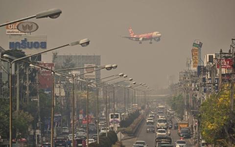 泰国第三大城市清迈的空气污染问题严重，近月持续被烟霾笼罩。图为一架亚洲航空公司的飞机正准备降落至清迈国际机场。（法新社）