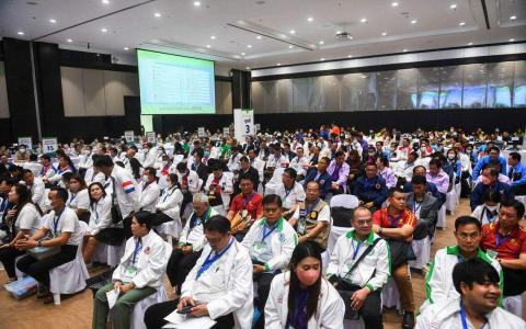 4月4日，各政党在泰国曼谷的选举登记中心为党内的候选人进行登记。（路透社）